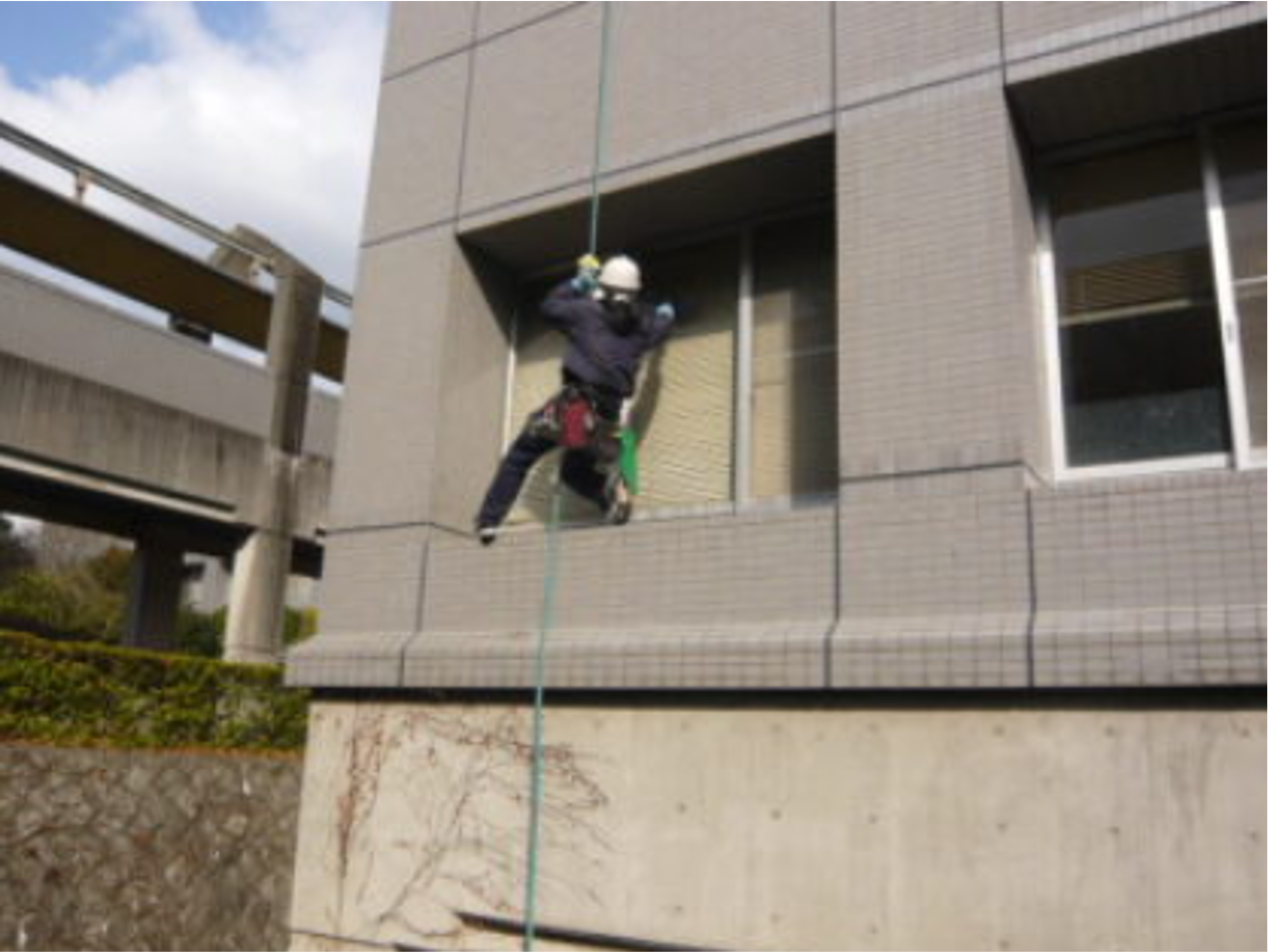 ロープ作業によるガラスクリーニング